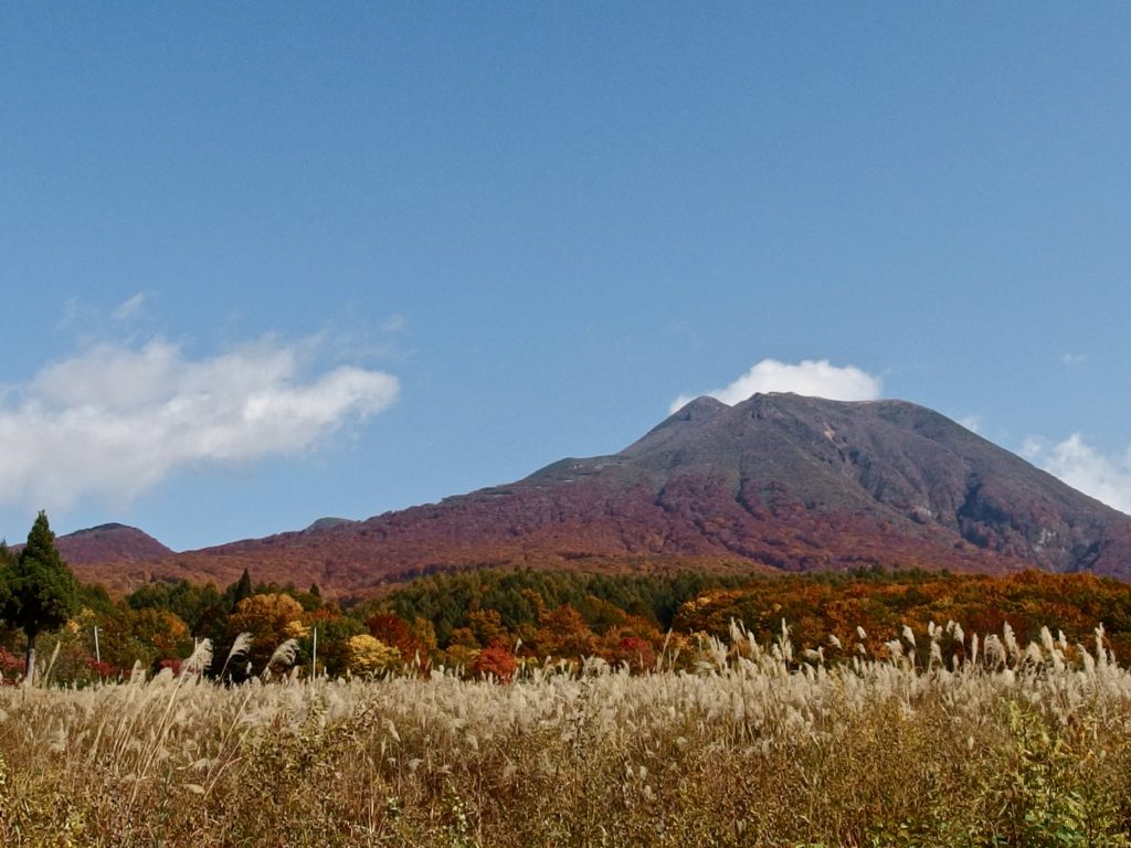 Mt. Iwaki and Jogakura Ohashi, Autumn leaves and orchards 岩木山 ...